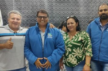 PREFEITO DUDA E VICE LENINHA FAZEM A ENTREGA DE UNIFORMES DE INVERNO PARA SERVIDORES DA SAÚDE