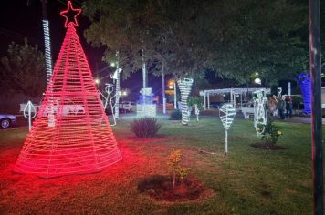 Luzes de Natal encantam Florínea! 
