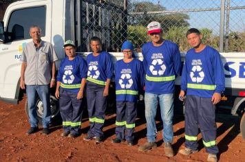 ADMINISTRAÇÃO MUNICIPAL ENTREGA NOVOS UNIFORMES PARA EQUIPE DA COLETA SELETIVA