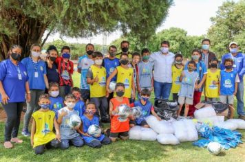 PREFEITURA REALIZA ENTREGA DE UNIFORMES E MATERIAIS ESPORTIVOS PARA ESCOLINHA DE FUTEBOL