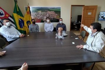 PREFEITO DE FLORÍNEA RECEBE PRESIDENTE E EQUIPE DO SICREDI