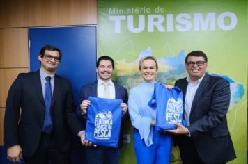 PREFEITO DUDA E VEREADOR SÉRGIO (QUEJO) PARTICIPAM DE REUNIÃO COM A MINISTRA DO TURISMO