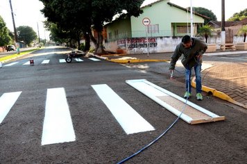 PREFEITURA REALIZA PINTURA DE FAIXAS DE PEDESTRE NAS RUAS DA CIDADE