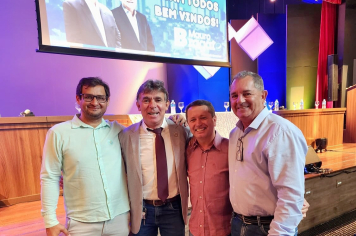 Prefeito Sérgio Quejo participa de encontro regional com lideranças políticas.