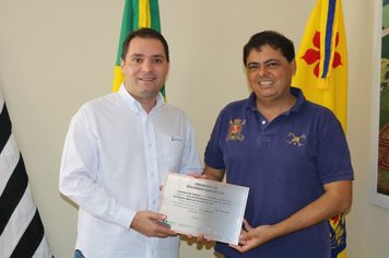 PREFEITO RECEBE PLACA DO PROJETO DE EFICIÊNCIA ENERGÉTICA DA ENERGISA