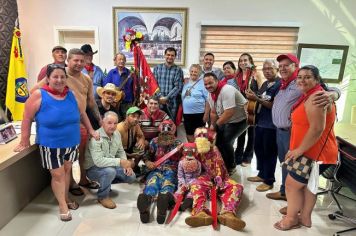 Prefeito Sérgio recebe em seu gabinete a bandeira da Folia de Santos Reis.