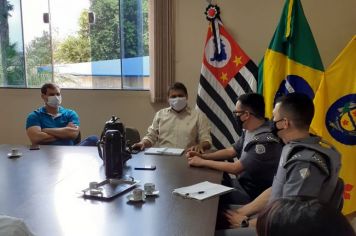 PREFEITO E VEREADORES SE REÚNEM COM CAPITÃO DA POLÍCIA MILITAR EM FLORÍNEA