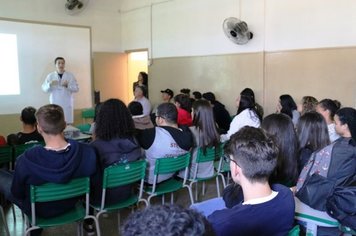 PALESTRA SOBRE PREVENÇÃO AO USO DE ÁLCOOL, DROGAS LÍCITAS E ILÍCITAS NA E.E PROF. TEÓFILO ELIAS