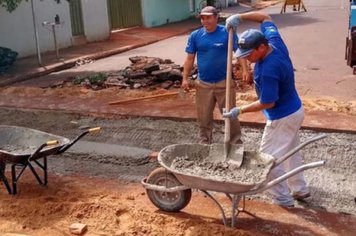 PREFEITURA ESTA CONSTRUINDO ‘SARJETÕES’ EM DIVERSAS RUAS DA CIDADE 