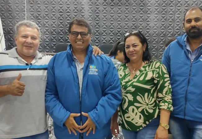 PREFEITO DUDA E VICE LENINHA FAZEM A ENTREGA DE UNIFORMES DE INVERNO PARA SERVIDORES DA SAÚDE