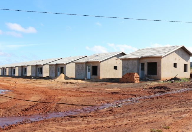 OBRA DAS 61 CASAS CDHU EM FLORÍNEA ATINGE 60% DE CONCLUSÃO 