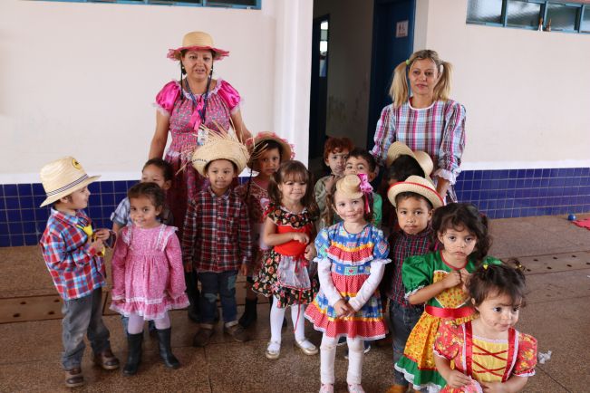 EMEF JOÃO VASQUEZ E PRÓ-INFÂNCIA PADRE DANILO CAPPELLETTO REALIZAM FESTA JULINA