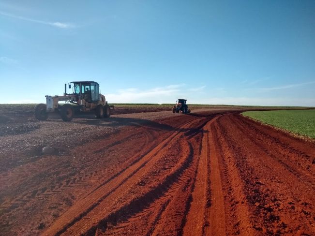 PREFEITURA REALIZA TRABALHOS DE CASCALHAMENTO EM ESTRADAS RURAIS DE FLORÍNEA