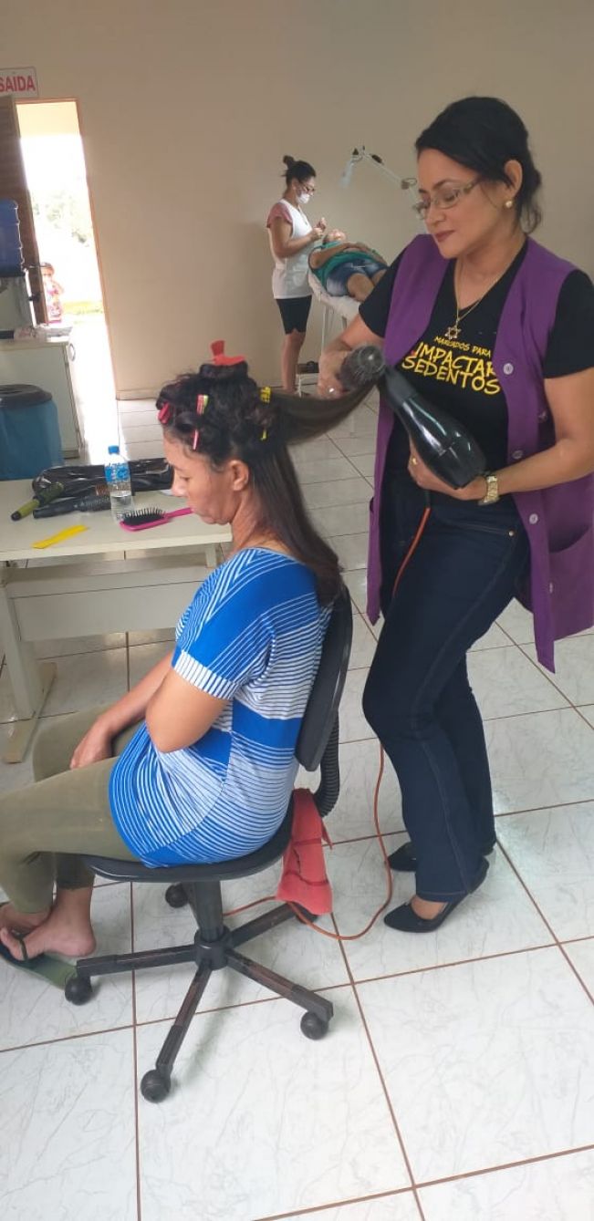 PREFEITURA REALIZA DIA DA BELEZA EM HOMENAGEM AO DIA DAS MÃES
