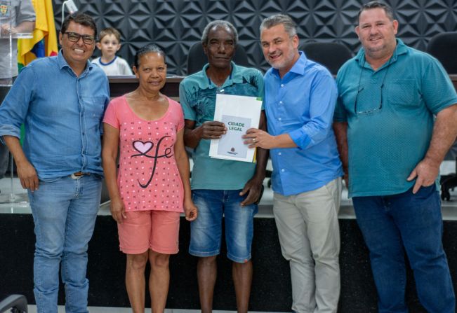 PREFEITURA ENTREGA TÍTULOS DE REGULARIZAÇÃO FUNDIÁRIA A DIVERSAS FAMÍLIAS DO JARDIM ALEGRE