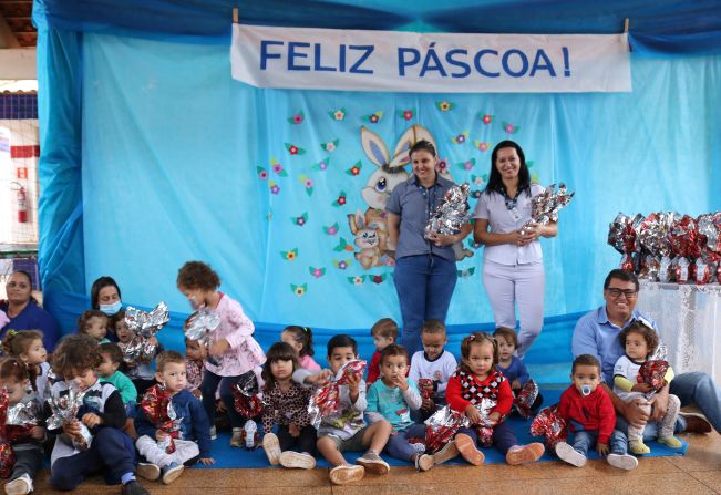 PREFEITO DUDA FAZ ENTREGA DOS OVOS DE PÁSCOA