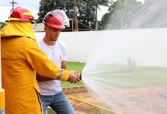 SERVIDORES DA PREFEITURA MUNICIPAL DE FLORÍNEA PARTICIPAM DO CURSO DE BRIGADA DE INCÊNDIO.