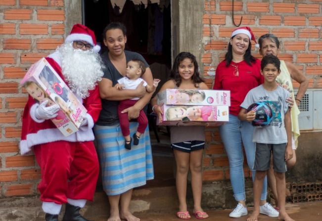 PREFEITURA DE FLORÍNEA ENTREGA BRINQUEDOS DE NATAL