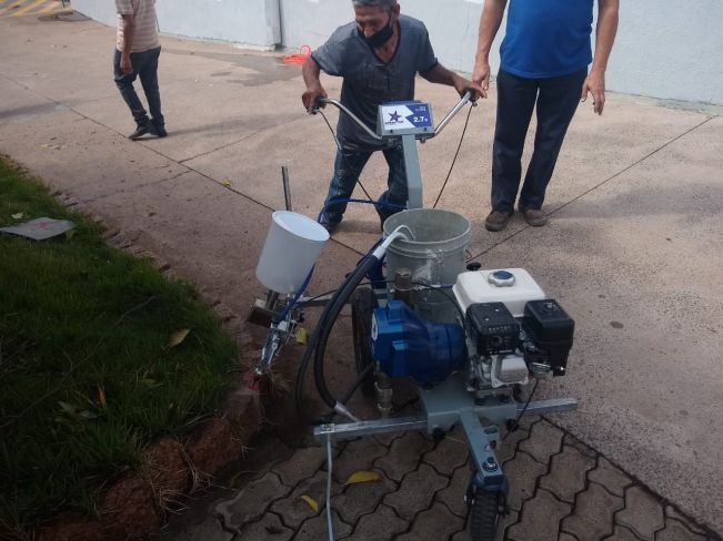 PREFEITURA ADQUIRE EQUIPAMENTO PARA PINTURA E SINALIZAÇÃO DE RUAS