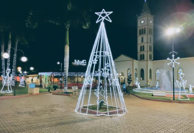 FLORÍNEA INAUGURA OS ENFEITES NATALINOS DA PRAÇA DA MATRIZ