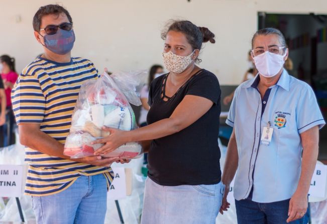 PREFEITURA REALIZA A ENTREGA DE KIT MERENDA AOS ALUNOS DA REDE MUNICIPAL E ESTADUAL