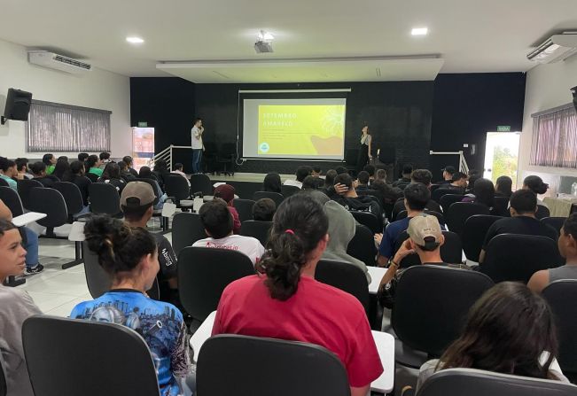 FLORÍNEA REALIZA PALESTRA E BATE PAPO SOBRE O SETEMBRO AMARELO COM ALUNOS DA TEÓFILO ELIAS