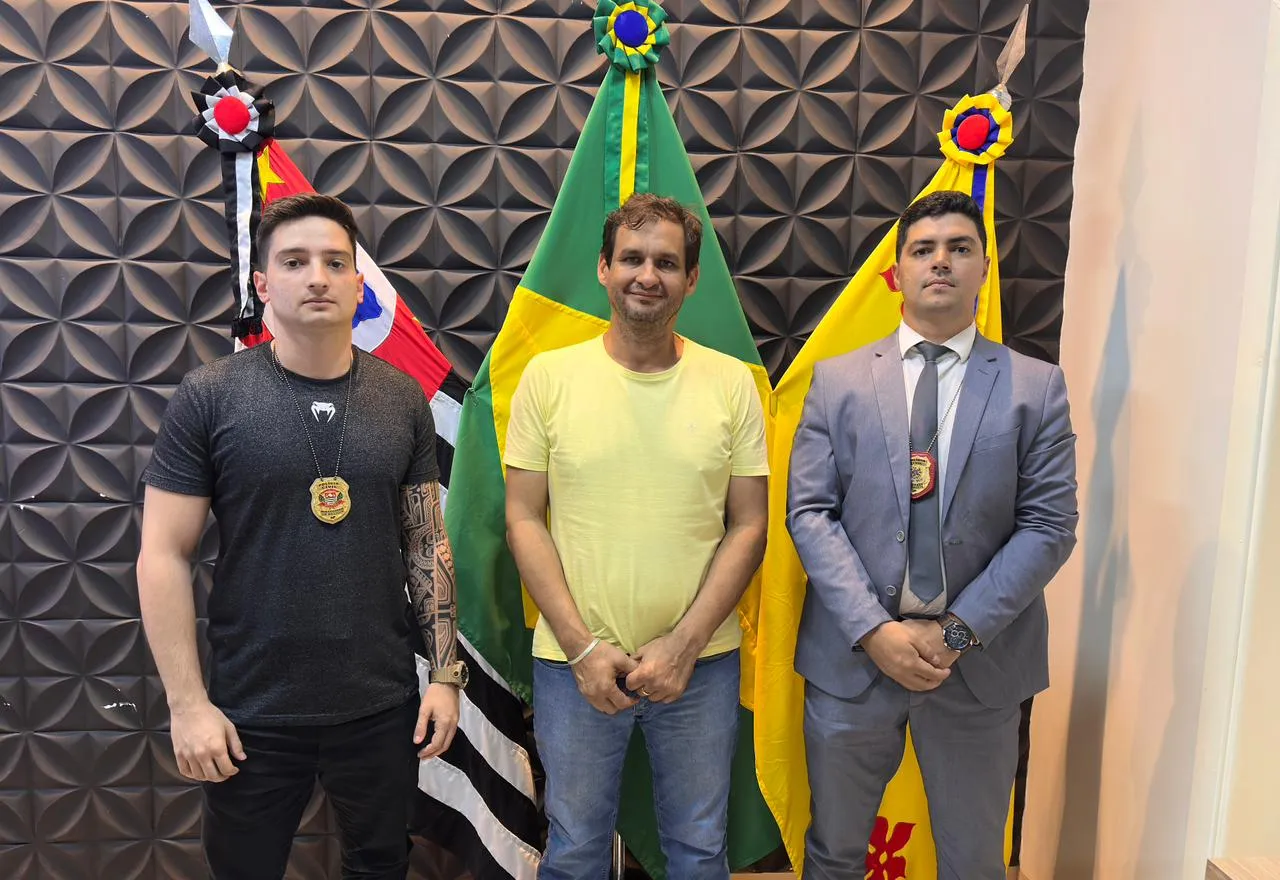 O prefeito Sérgio recebeu na tarde de ontem em seu gabinete, o novo Delegado de Polícia de Florínea, Dr. Marcelo, que assume oficialmente os trabalhos no município.