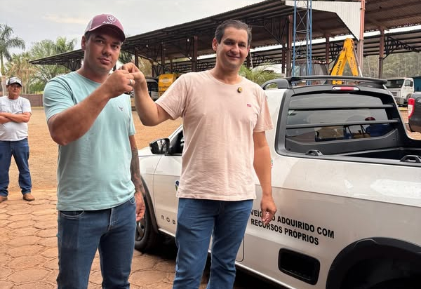 PREFEITURA REALIZA ENTREGA DE VEÍCULO ZERO KM PARA O DEPARTAMENTO DE OBRAS E SERVIÇOS URBANOS