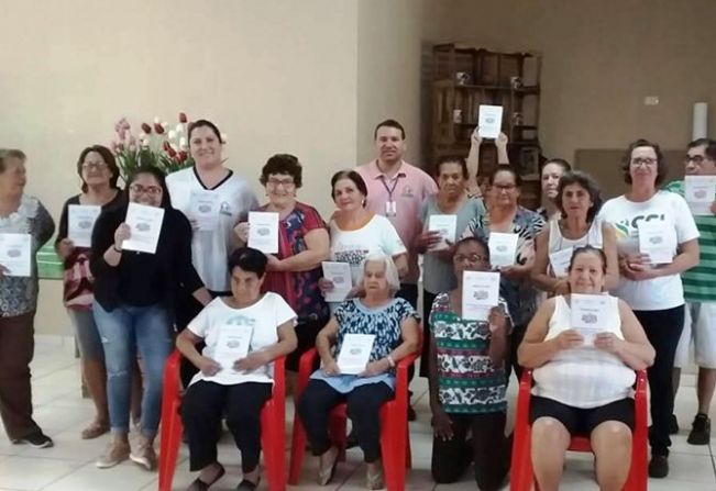 EQUIPE DO CRAS FAZ A ENTREGA DO ESTATUTO DO IDOSO AOS PARTICIPANTES DO CCI