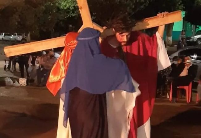 ENCENAÇÃO DA PAIXÃO DE CRISTO MARCAM SEXTA-FEIRA SANTA E EMOCIONAM FIÉIS EM FLORÍNEA