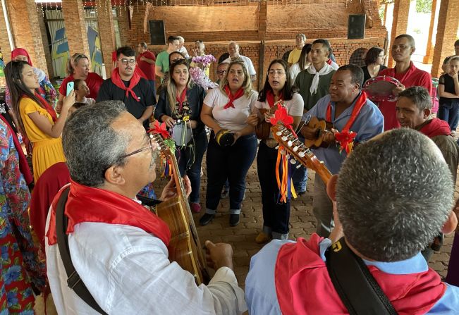 FOLIA DE REIS DE FLORÍNEA PARTICIPA DE ENCONTRO DE BANDEIRAS EM TARUMÃ