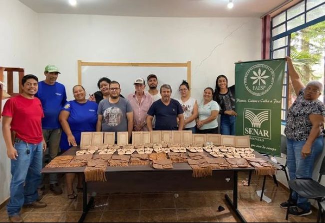 FLORÍNEA REALIZA CURSO DE ARTESANATO EM COURO