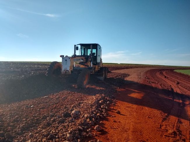 PREFEITURA REALIZA TRABALHOS DE CASCALHAMENTO EM ESTRADAS RURAIS DE FLORÍNEA
