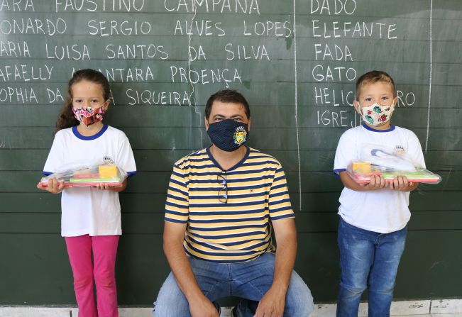 ENTREGA DE MATERIAL ESCOLAR E UNIFORME