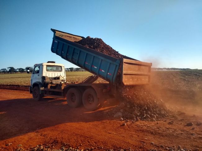 PREFEITURA REALIZA TRABALHOS DE CASCALHAMENTO EM ESTRADAS RURAIS DE FLORÍNEA