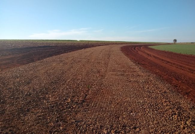 PREFEITURA REALIZA TRABALHOS DE CASCALHAMENTO EM ESTRADAS RURAIS DE FLORÍNEA