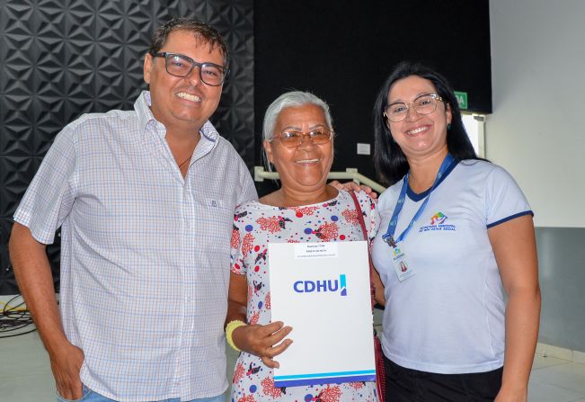 FLORÍNEA ENTREGA TÍTULOS DE REGULARIZAÇÃO FUNDIÁRIA AS FAMÍLIAS DA VILA PÂNTANO.