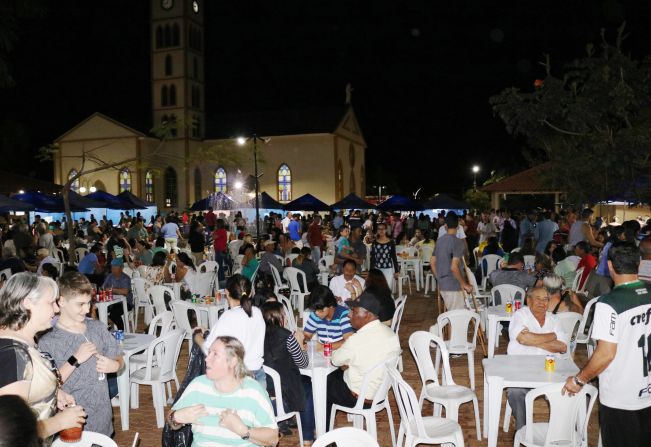 SUCESSO DA FEIRA DA LUA MOVIMENTA PRAÇA DA MATRIZ DE FLORÍNEA