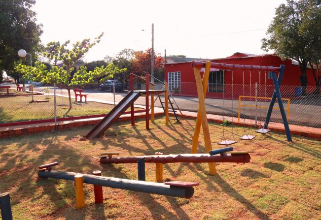 PREFEITURA INSTALA PARQUINHO PLAYGROUND INFANTIL NA PRAÇA DO JARDIM PRIMAVERA