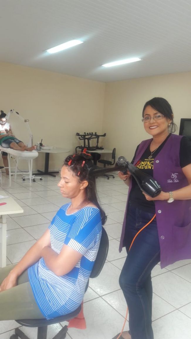 PREFEITURA REALIZA DIA DA BELEZA EM HOMENAGEM AO DIA DAS MÃES