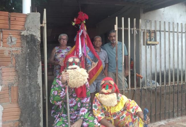 COM MUITA FÉ E DEVOÇÃO AOS SANTOS REIS, FOLIÕES DE FLORÍNEA REALIZAM CAMINHADA PELAS RUAS DA CIDADE