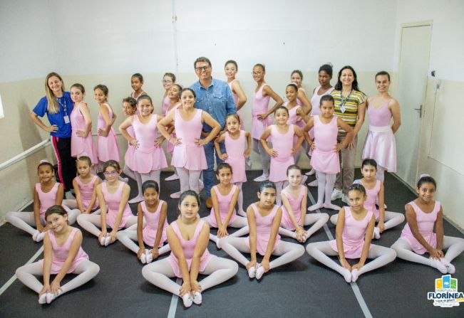 PREFEITO DUDA E PRIMEIRA-DAMA ROSI FAZEM ENTREGA DE UNIFORMES DE BALLET