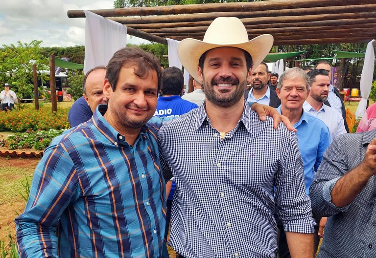 Prefeito Sérgio marca presença na abertura da 18º CooperShow em Cândido Mota