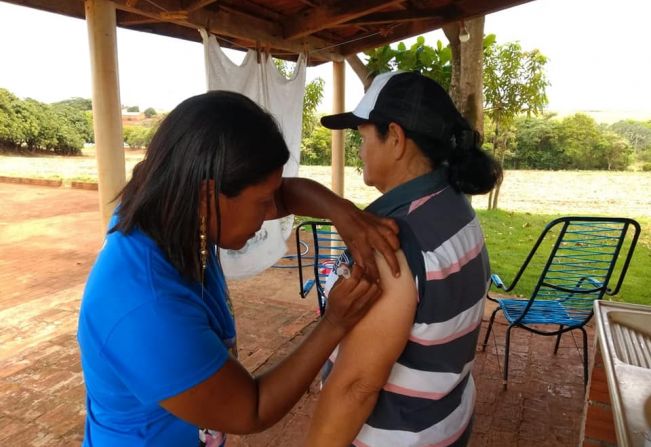 EQUIPE DE SAÚDE PERCORRE ÁREA RURAL PARA ATUALIZAÇÃO DAS VACINAS