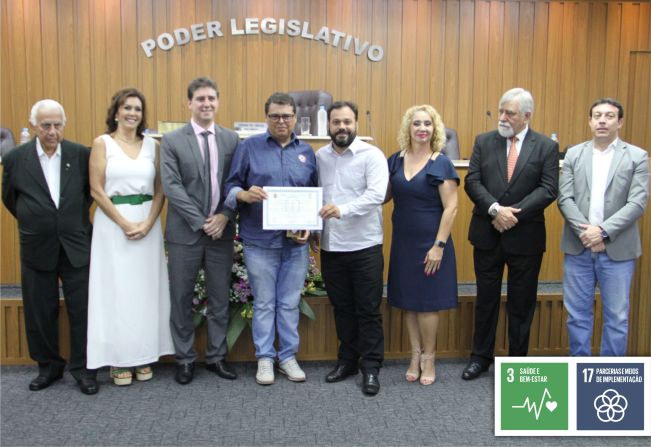 REPRESENTANDO O CIVAP, PREFEITOS DUDA E FREDDIE NICOLAU RECEBEM DIPLOMA “AMIGO DA SANTA CASA”.