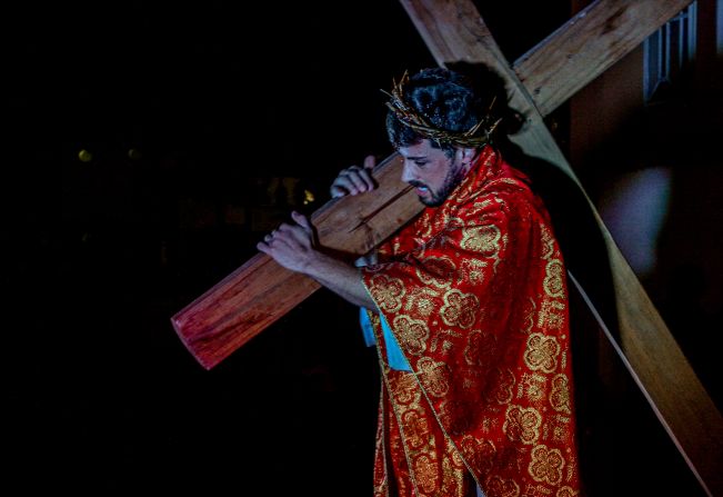 ENCENAÇÃO DA PAIXÃO DE CRISTO MARCAM SEXTA-FEIRA SANTA E EMOCIONAM FIÉIS EM FLORÍNEA